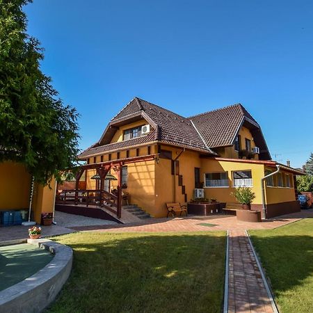 Отель Gala Panzio Шимонторня Экстерьер фото